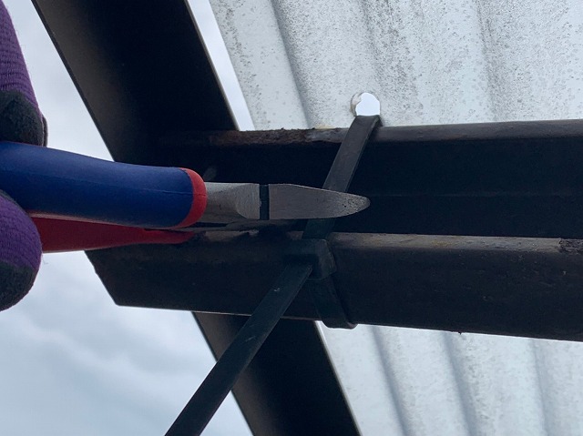 ベランダ波板結束バンドをカット